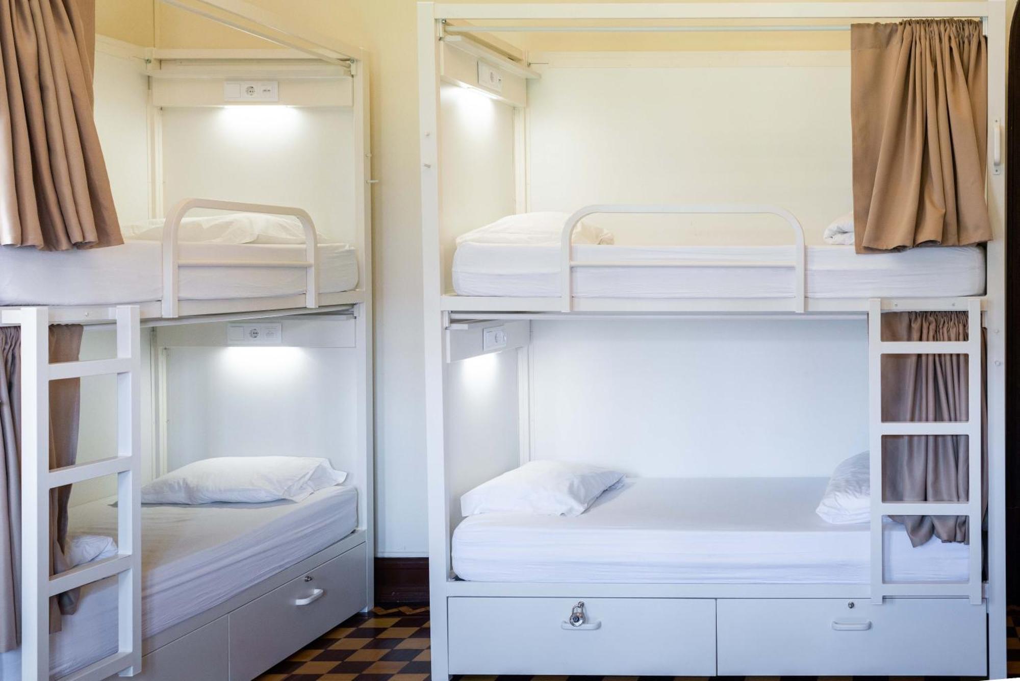 10-Bed Mixed Dormitory Room